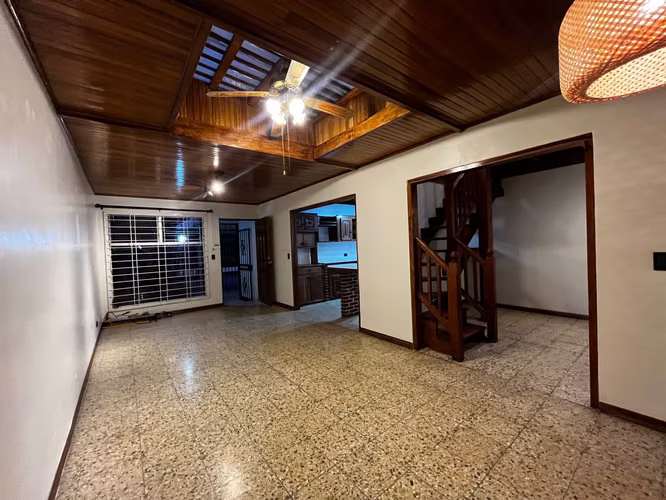 Alquiler casa independiente en La Uruca | 3 habitaciones | 4 baños | 2 parqueos - Imagen 4
