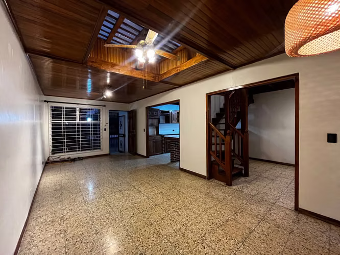 Alquiler casa independiente en La Uruca | 3 habitaciones | 4 baños | 2 parqueos - Imagen 1