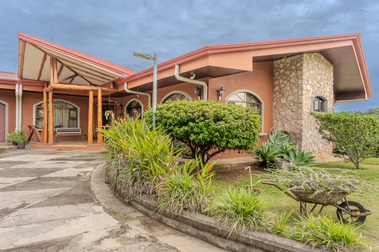 Casa Amueblada a la venta en San Ramon