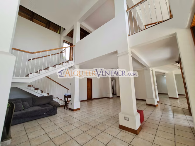 CASA CON PISCINA PROPIA Y VISTAS CON 2.266 M2 LOTE EN ALTO LAS PALOMAS SANTA ANA - Imagen 6