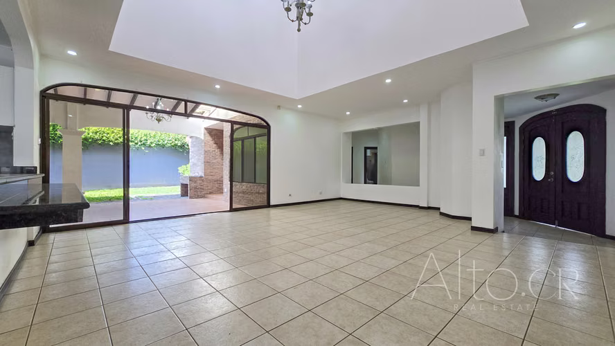 CASA PRECIOSA DE UN SOLO NIVEL CON CUARTO DE SERVICIO  |  750m² - Imagen 1