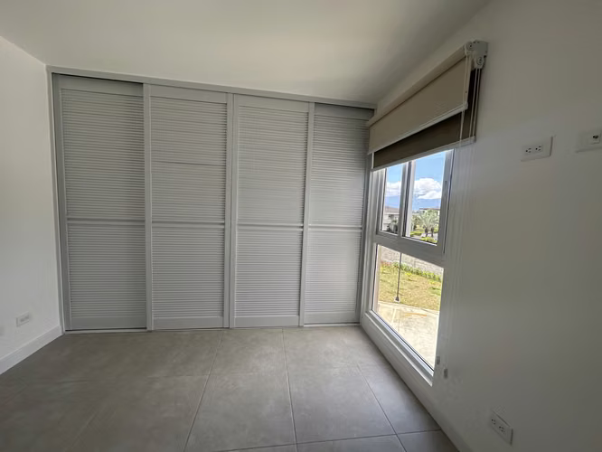 SUPER PRECIO/ Parqueo Techado/ Full extras /  modelo grande / balcón en sala / Monte alto Curridabat
