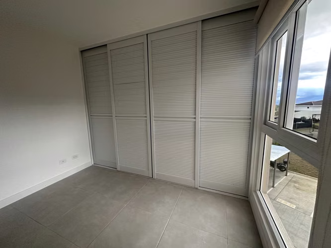 SUPER PRECIO/ Parqueo Techado/ Full extras /  modelo grande / balcón en sala / Monte alto Curridabat