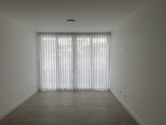 SUPER PRECIO/ Parqueo Techado/ Full extras /  modelo grande / balcón en sala / Monte alto Curridabat
