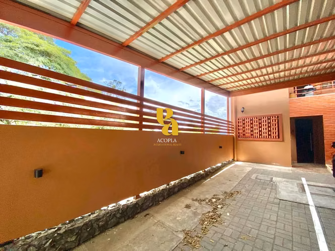 Alquiler de apartamento con terraza y jardín en Escazú. Incluye servicios