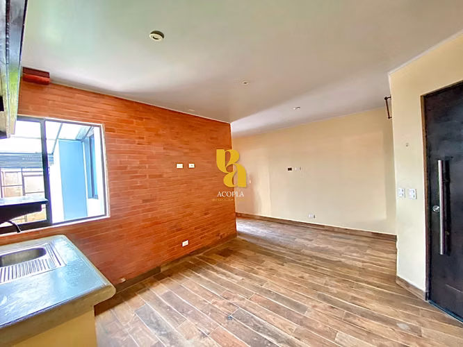 Alquiler de apartamento con terraza y jardín en Escazú. Incluye servicios