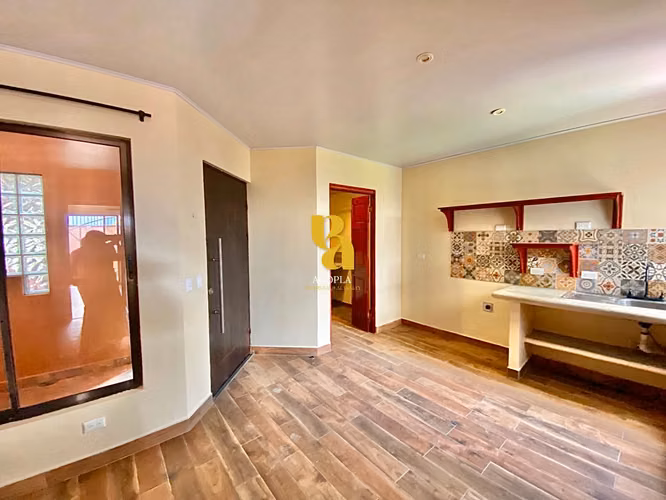 Alquiler de apartamento con terraza y jardín en Escazú. Incluye servicios