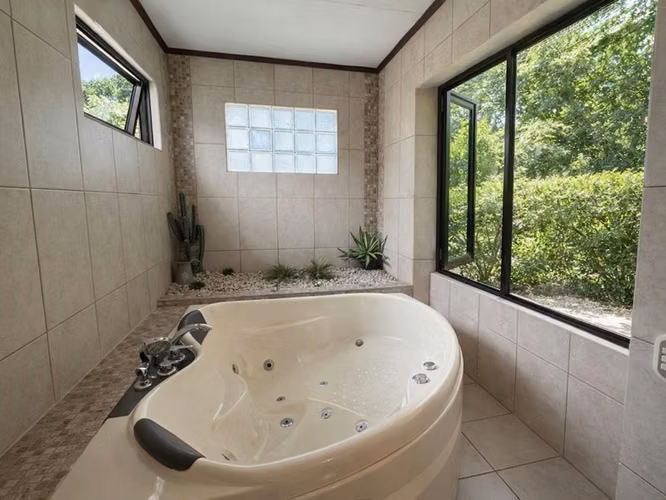Casa España | Colonial Española de Una Planta con Apartamento Independiente en Escazú ID27413 - Imagen 15