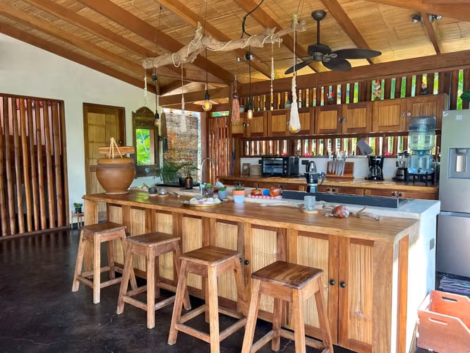 Finca de Lujo en las Colinas de Santa Teresa: 3 Villas, 1 Casa, Deck de Yoga, 3 Piscinas – Vistas al Mar y la Selva - Imagen 7