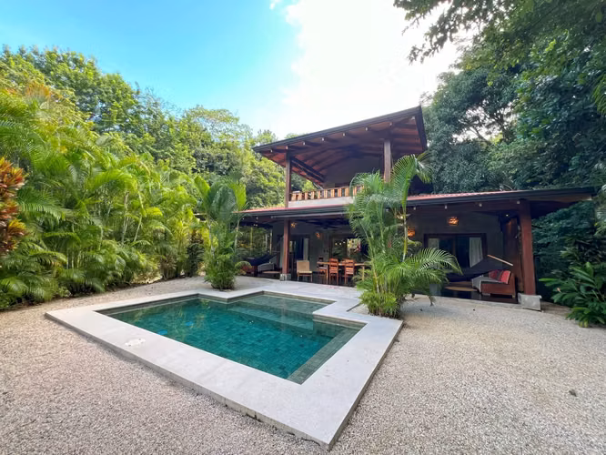Finca de Lujo en las Colinas de Santa Teresa: 3 Villas, 1 Casa, Deck de Yoga, 3 Piscinas – Vistas al Mar y la Selva - Imagen 3