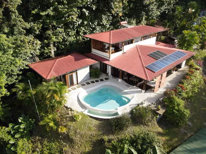 Finca de Lujo en las Colinas de Santa Teresa: 3 Villas, 1 Casa, Deck de Yoga, 3 Piscinas – Vistas al Mar y la Selva - Imagen 2