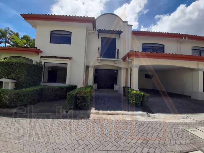 268 / Alquiler / Casa / Grande y lujosa / Condominio Exclusivo