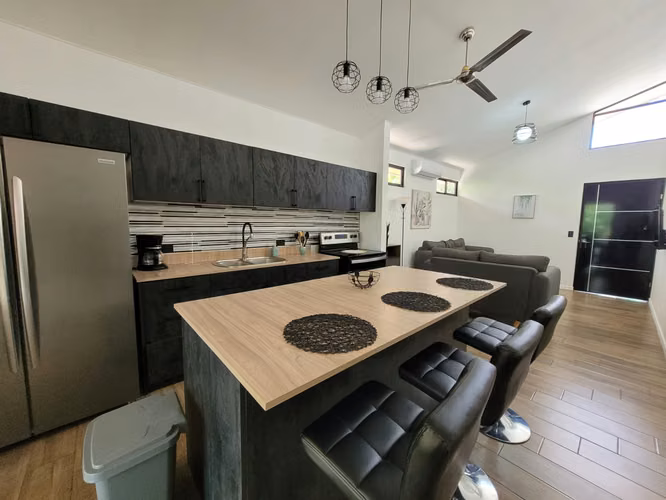 Casa de tres dormitorios con piscina privada en residencial seguro - Imagen 4