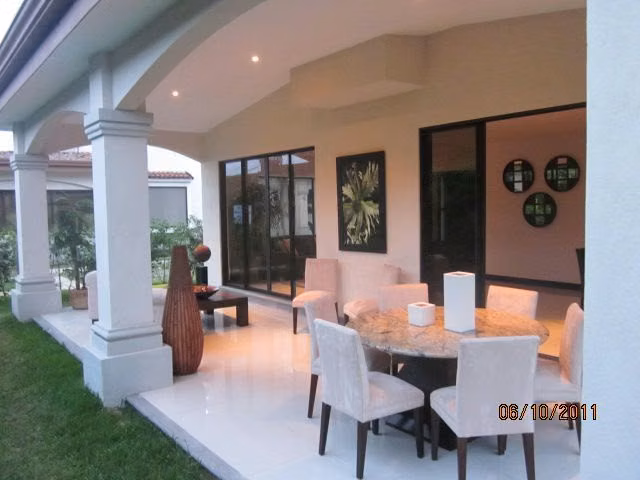 268A / Alquiler / Casa / Grande y lujosa / Condominio Exclusivo