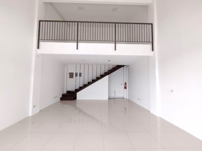 Local Comercial Santa Ana 60m2- parqueo