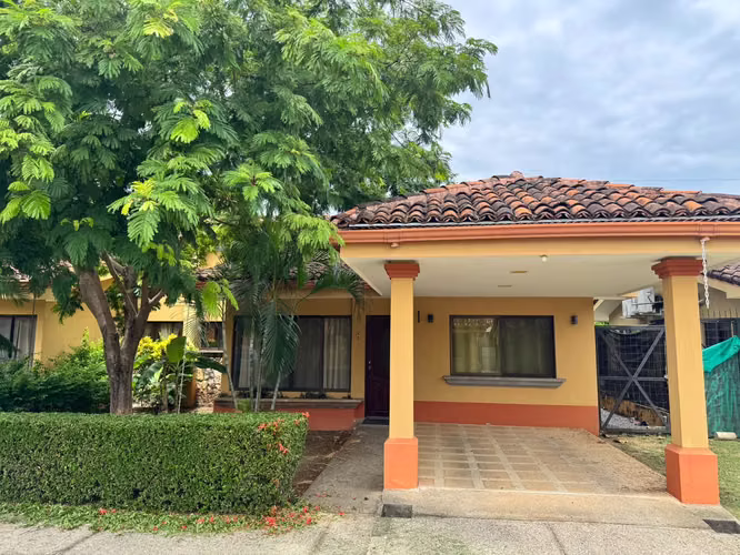 Casa en Alquiler · Condominio Prados del Río · Comunidad Carrillo