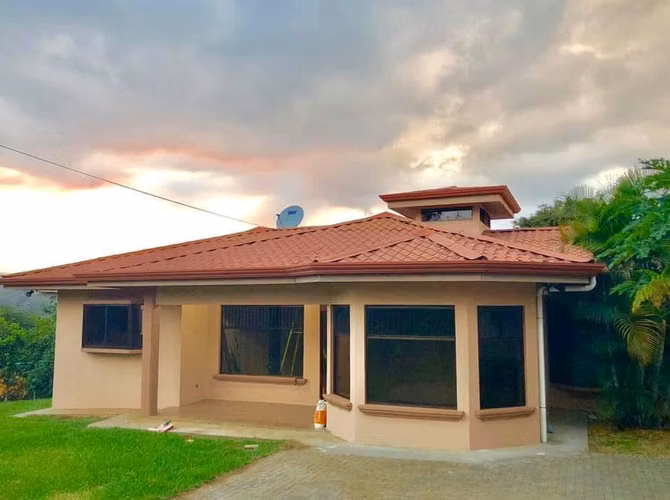 Alquiler Casa con Gran terreno en Atenas