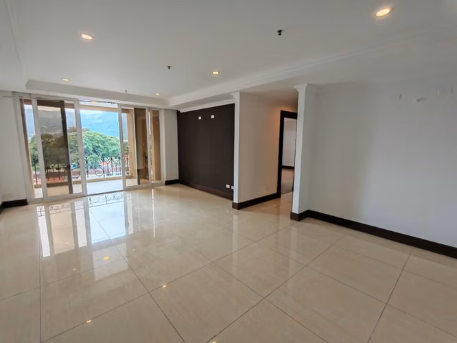 Se alquila apartamento en Sabana Sur.