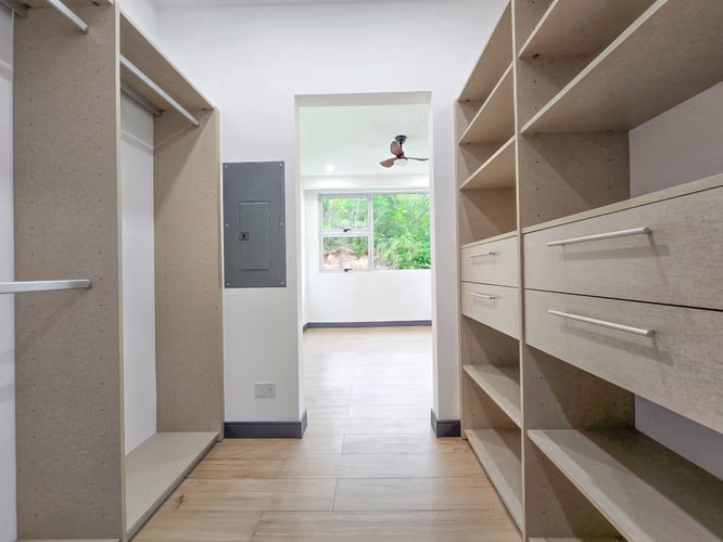 Para estrenar! Lujoso apartamento con jardín y línea blanca en Santa Ana - Imagen 12