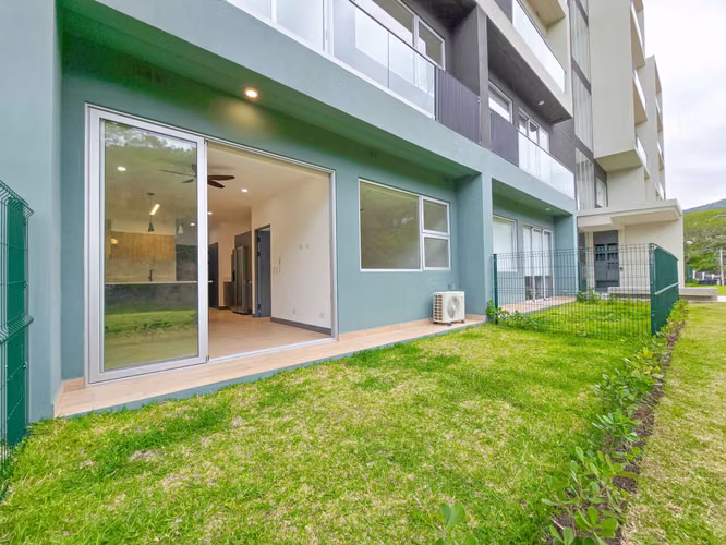 Para estrenar! Lujoso apartamento con jardín y línea blanca en Santa Ana - Imagen 15