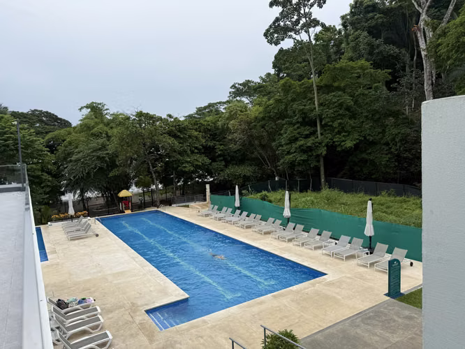 Vende apartamento en condominio Punta Leona, Tárcoles (MV)