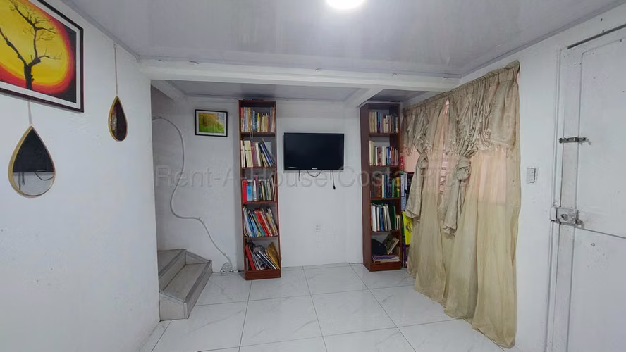 Venta de Casa en Hatillo 5, San José.  27-19 LCV