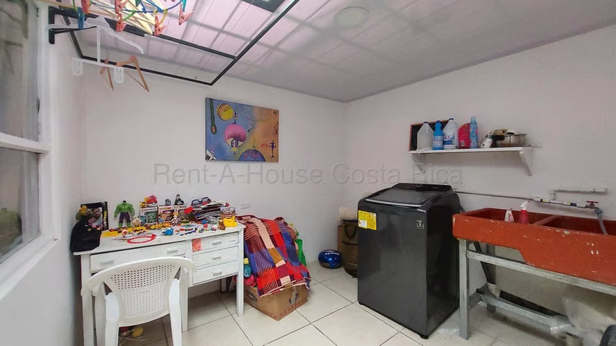 Venta de Casa en Hatillo 5, San José.  27-19 LCV