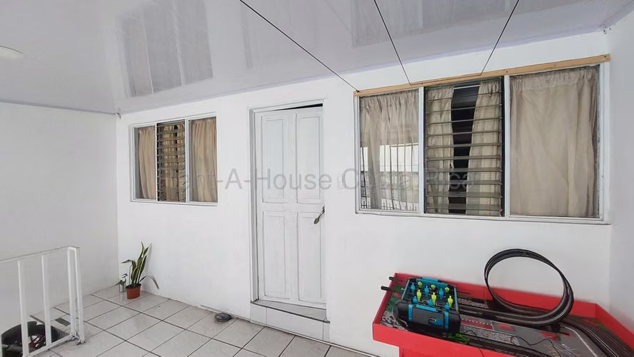 Venta de Casa en Hatillo 5, San José.  27-19 LCV