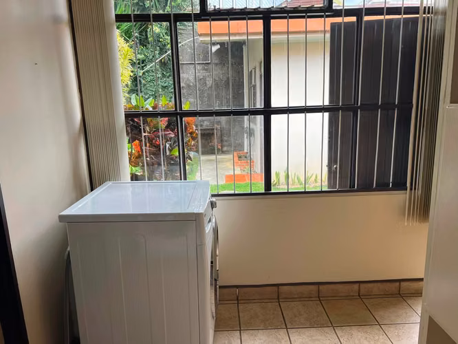 ALQUILER DE CASA EN SABANA OESTE DE UNA PLANTA CON LÍNEA BLANCA - Imagen 13