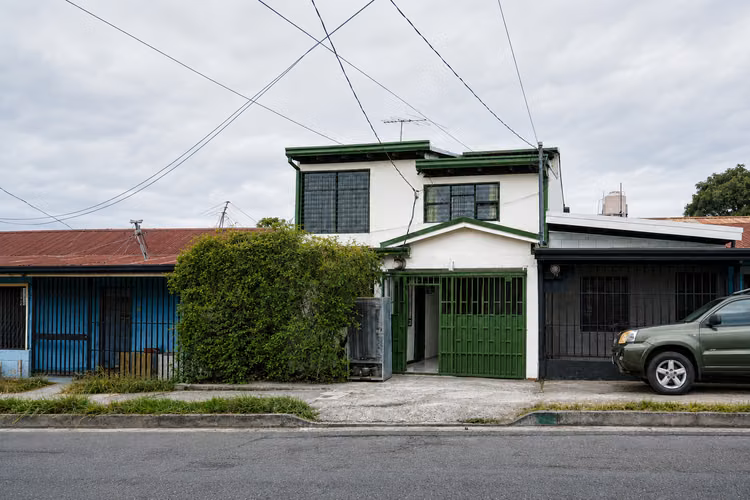 Venta de casa de dos pisos en Desamparados