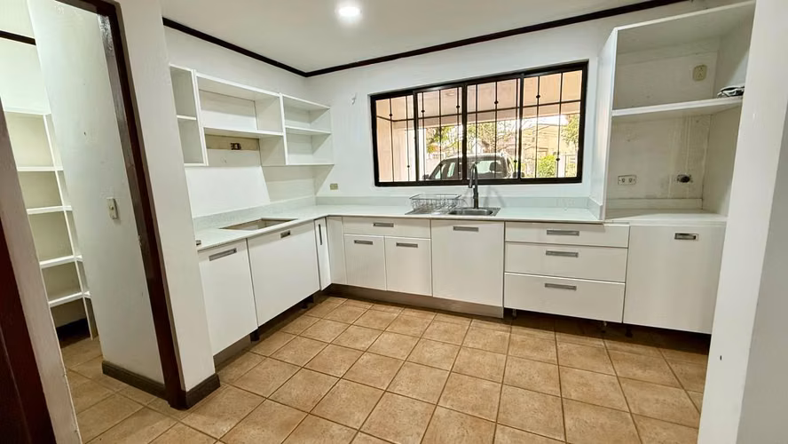 Alquiler de casa Heredia Ciudad Cariari | Vista al Campo de Golf | Calle Privada con Vigilancia - Imagen 7
