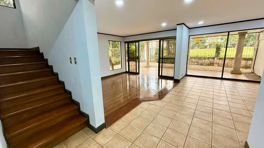 Alquiler de casa Heredia Ciudad Cariari | Vista al Campo de Golf | Calle Privada con Vigilancia - Imagen 2