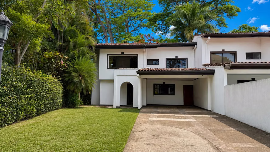 Alquiler de casa Heredia Ciudad Cariari | Vista al Campo de Golf | Calle Privada con Vigilancia