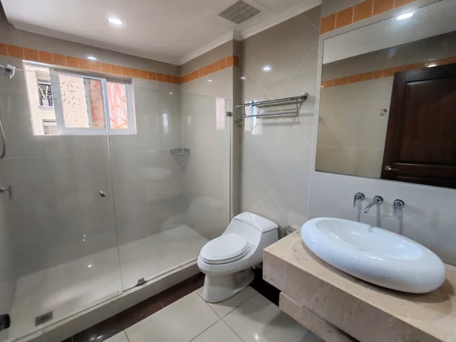 Se alquila apartamento amoblado en Sabana Sur.
