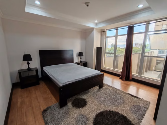Se alquila apartamento amoblado en Sabana Sur.