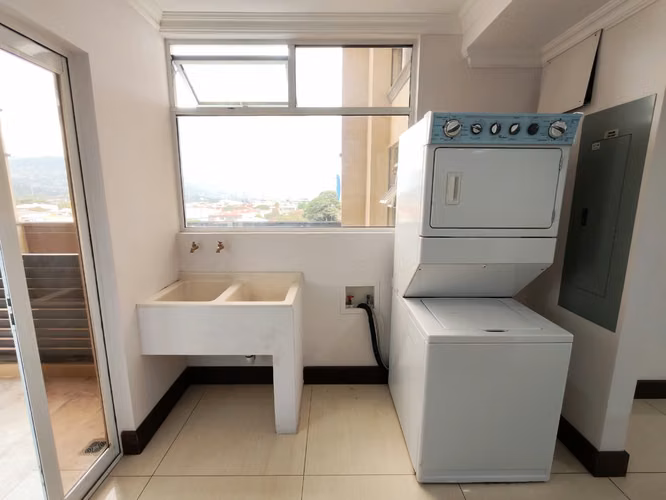 Se alquila apartamento amoblado en Sabana Sur.