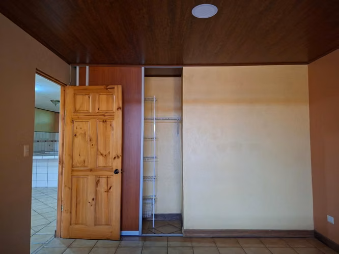 AMPLIO Y COMODO APARTAMENTO EN HEREDIA CENTRO (CERCA DEL NUEVO HOSPITAL)