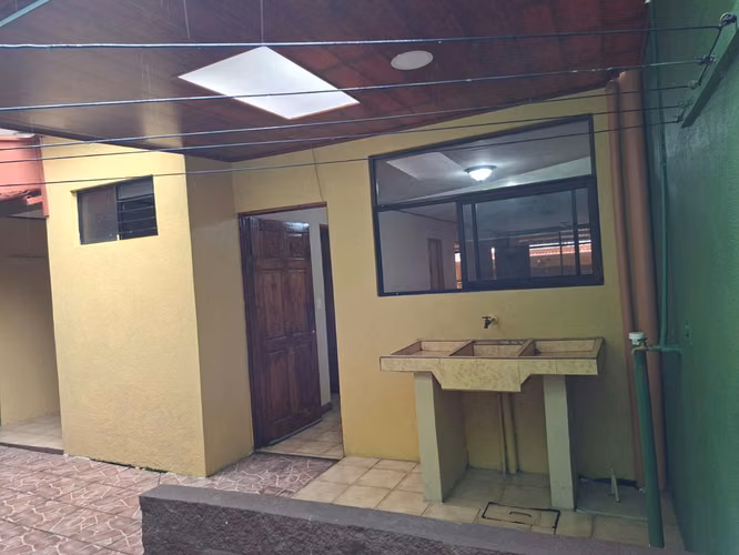 AMPLIO Y COMODO APARTAMENTO EN HEREDIA CENTRO (CERCA DEL NUEVO HOSPITAL)