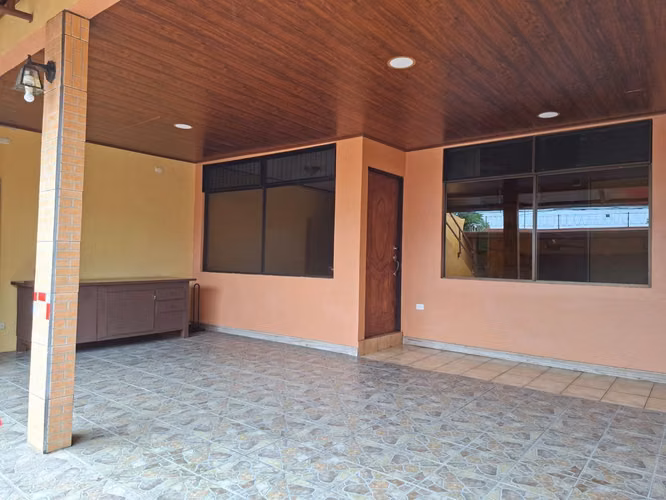 AMPLIO Y COMODO APARTAMENTO EN HEREDIA CENTRO (CERCA DEL NUEVO HOSPITAL)