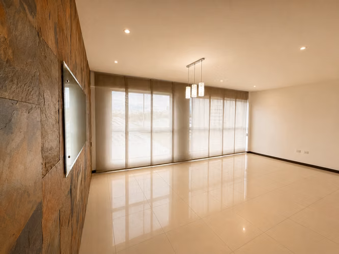 Vende apartamento en edificio, La Uruca, San José (MJ)