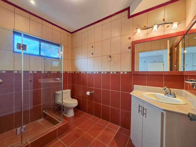 VALLE DEL SOL LINDORA SANTA ANA! CASA DE UN NIVEL CON 700 M2 DE LOTE - Imagen 10
