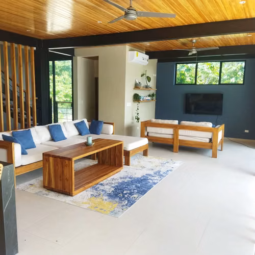 Villa Contemporánea de 4 Habitaciones en Santiago con Piscina Infinita Privada y Vistas a la Jungla Exuberante