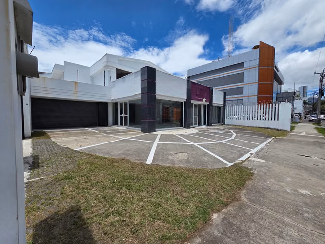 Se alquila espaciosa casa en Rohrmoser con uso de suelo comercial