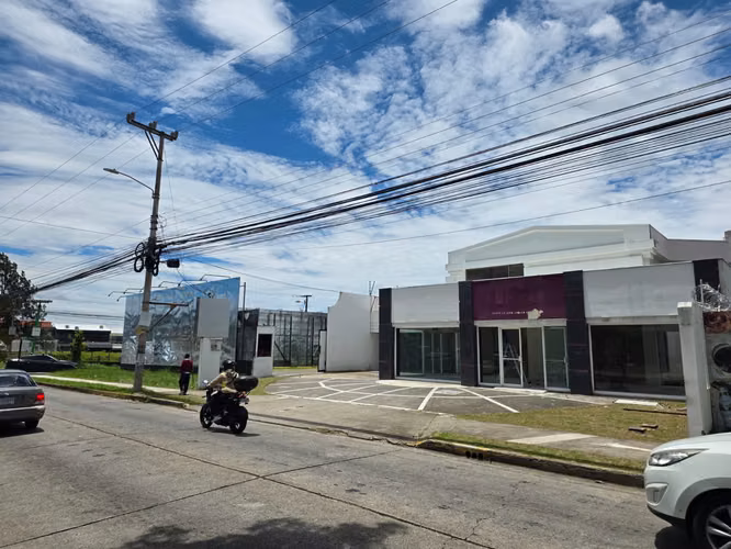 Se alquila espaciosa casa en Rohrmoser con uso de suelo comercial - Imagen 17