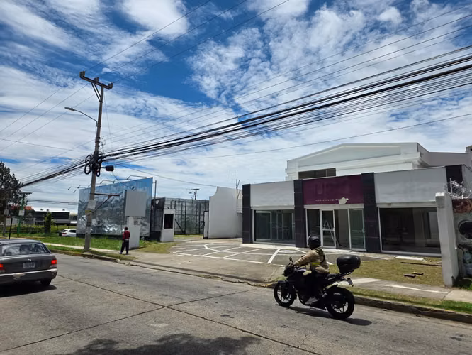 Se alquila espaciosa casa en Rohrmoser con uso de suelo comercial - Imagen 15