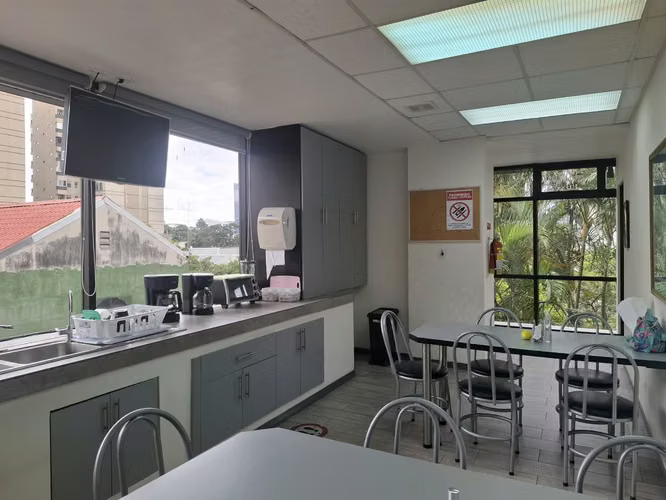 Alquiler oficina 320m2 en La Sabana con seguridad y parqueos. - Imagen 5