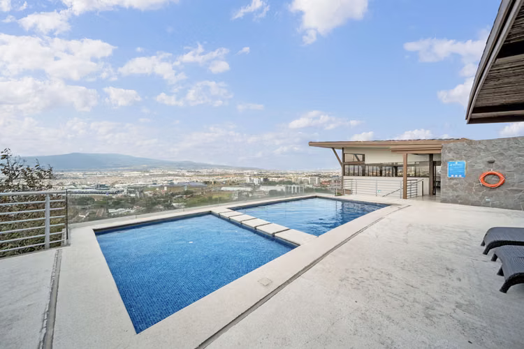 VENTA DE CASA REMODELADA EN CERRO ALTO, ESCAZÚ* - Imagen 2
