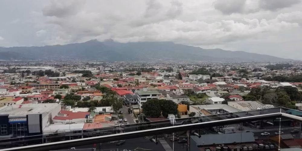 Se alquila amplio Apartamento en Freses de Curridabat - Imagen 4