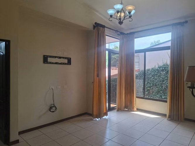 Se vende linda casa en Lomas de Ayarco, Curridabat - Imagen 3