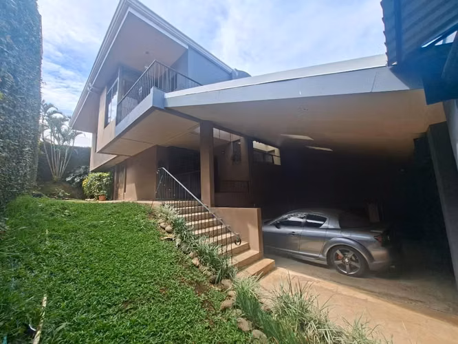 Se vende linda casa en Lomas de Ayarco, Curridabat